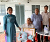 Bà Nguyễn Thị Thanh Nhàn - Phó Bí thư Thường trực Huyện ủy, Chủ tịch HĐND huyện trao tặng Huy hiệu 60 năm tuổi Đảng cho  đảng viên Võ Văn Danh.