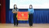 bà Phan Thị Hồng Đào- Phó Chủ tịch Thường trực LĐLĐ tỉnh (phải) trao cờ cho đơn vị Trường tiểu học Thị trấn Gò Dầu;