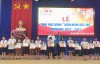ông Lê Minh Trọng- Chủ tịch Hội Khuyến học tỉnh trao học bổng cho học sinh;