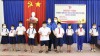 chị Tô Yến Nhi- Phó Bí thư Huyện đoàn trao học bổng cho học sinh có hoàn cảnh khó khăn xã Phước Trạch