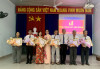 đồng chí Phạm Thị Thúy Hằng, Trưởng Ban Tổ chức Huyện ủy trao tặng Huy hiệu cho đảng viên thị trấn Gò Dầu.