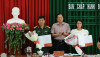 Ông Huỳnh Thanh Phương- Tỉnh Ủy viên, Bí thư Huyện ủy trao Quyết định cho 2 đồng chí được chỉ định bổ sung vào Ban Chấp hành Đảng bộ huyện.