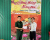 Ông Nguyễn Thanh Hải- Phó Chủ tịch UBND huyện (phải) trao quà cho đơn vị Đồn Biên phòng Lò Gò.