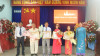 Bà Nguyễn Thị Thanh Nhàn- Phó Bí thư Thường trực Huyện ủy, Chủ tịch HĐND huyện (bìa phải) tặng hoa, trao Huy hiệu Đảng cho các đảng viên.