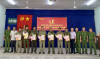 đại biểu chụp ảnh lưu niệm cùng lực lượng tham gia bảo vệ ANTT ở cơ sở xã Hiệp Thạnh.