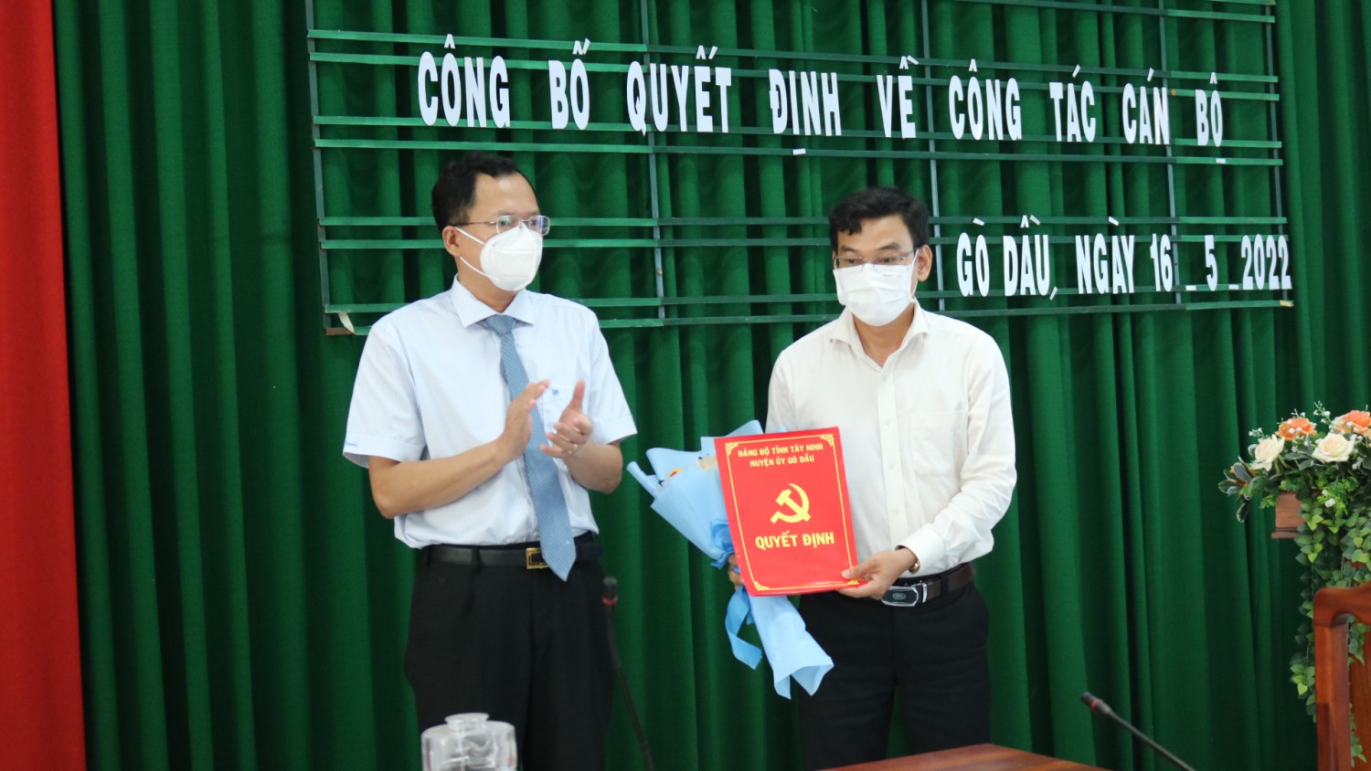 ông Huỳnh Thanh Phương- Bí thư Huyện ủy trao Quyết định điều động cho ông Phạm Công Danh.