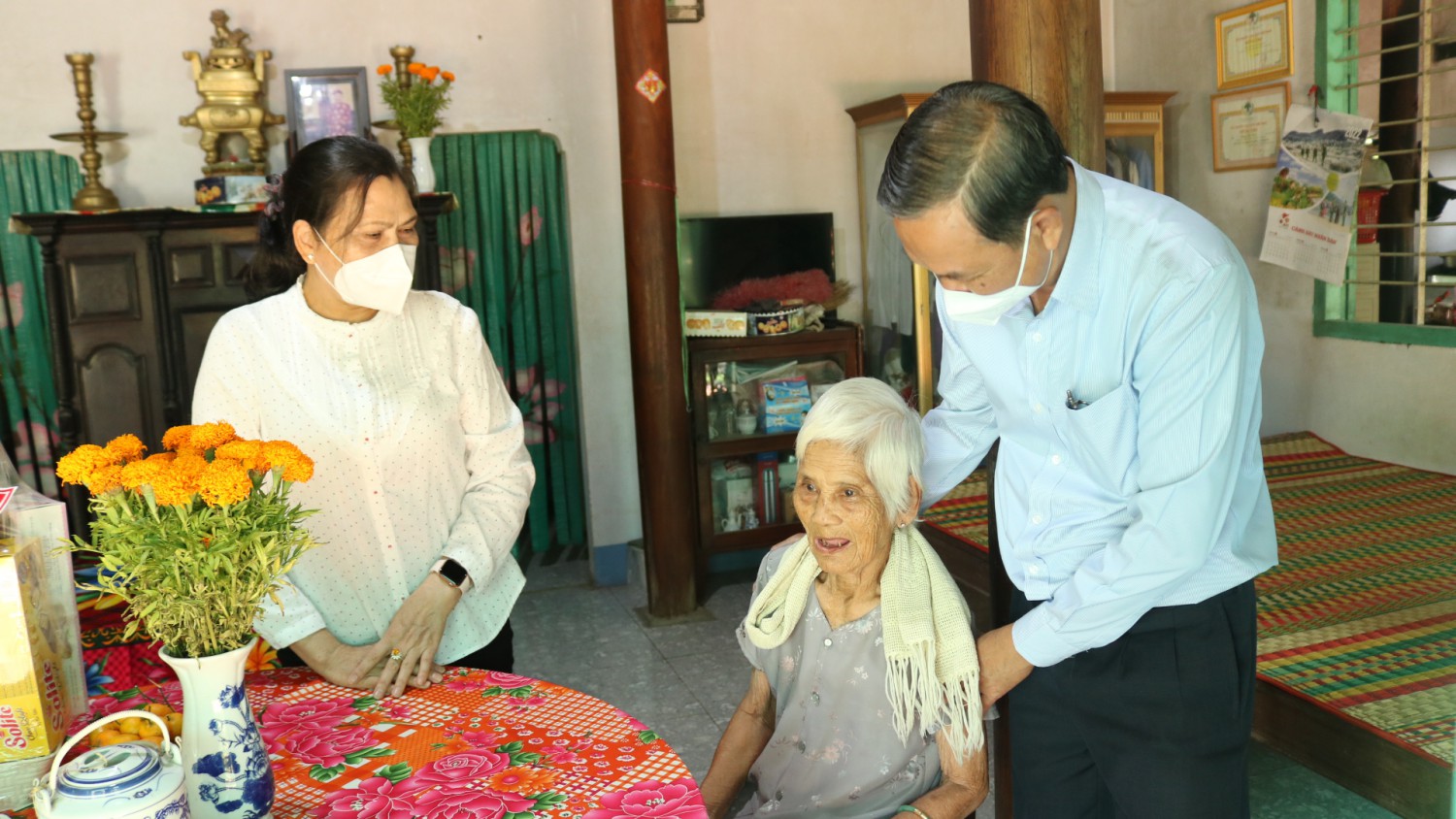 ông Dương Văn Thắng- Phó chủ tịch UBND tỉnh thăm hỏi, tặng quà gia đình chính sách trên địa bàn huyện Gò Dầu.