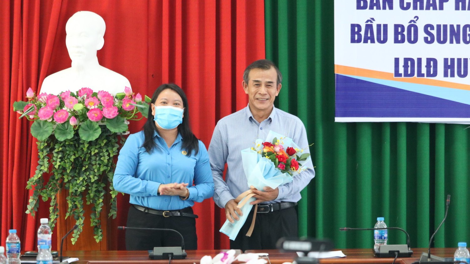 bà Phan Thị Hồng Đào– Phó chủ tịch LĐLĐ tỉnh trao hoa chúc mừng tân chủ tịch LĐLĐ huyện;
