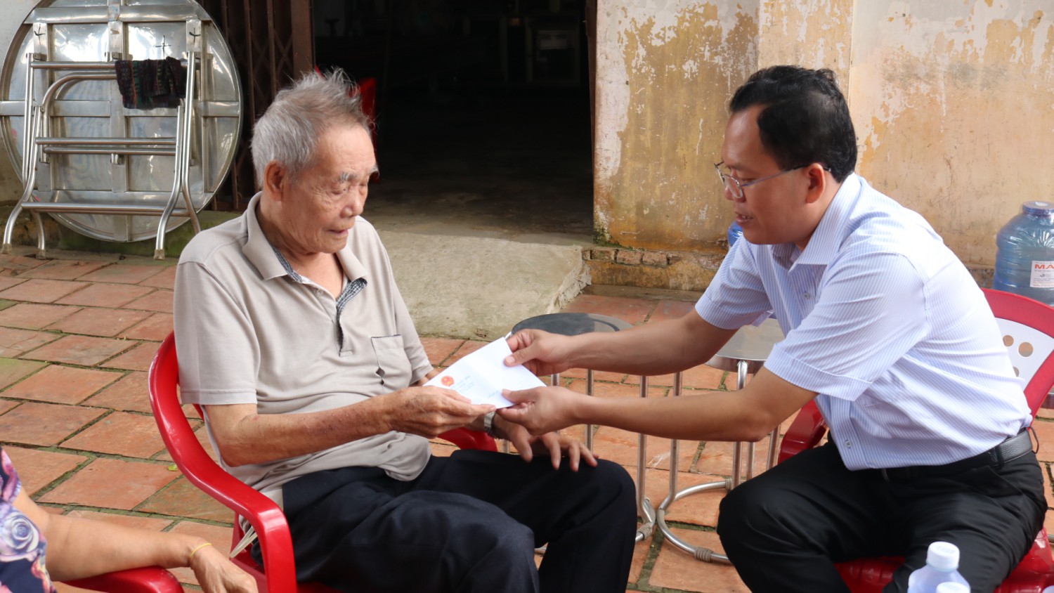 ông Huỳnh Thanh Phương- Đại biểu Quốc hội, Bí Thư Huyện ủy trao quà cho ông Phạm Đình Chu;