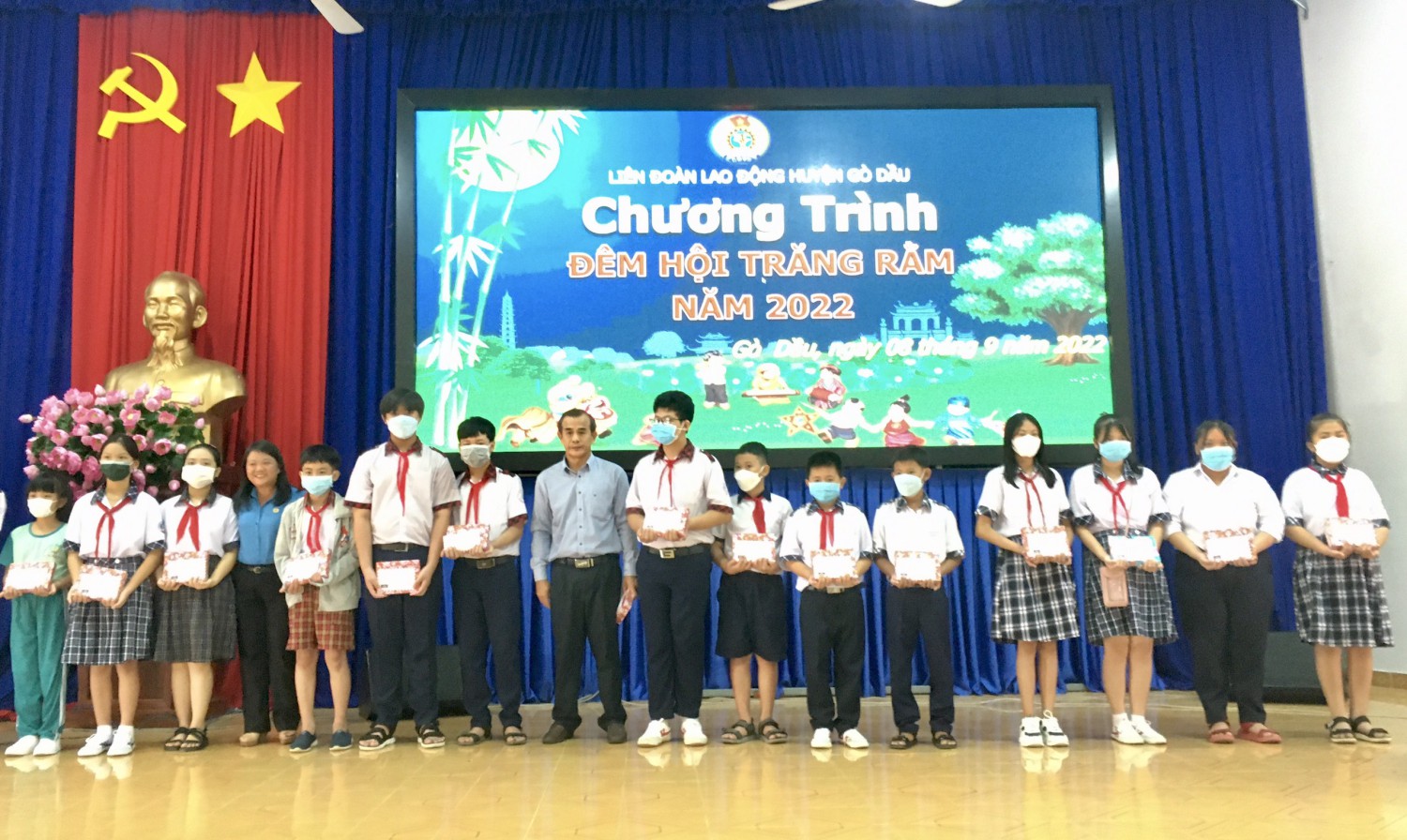 bà Phan Thị Hồng Đào- Phó chủ tịch Thường trực LĐLĐ tỉnh và ông Lê Văn Khôi- Chủ tịch LĐLĐ huyện trao quà cho các em thiếu nhi.