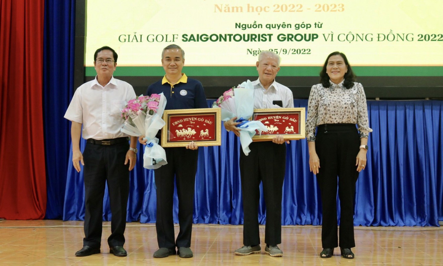 lãnh đạo huyện Gò Dầu tặng biểu trưng và giấy khen cho nhà tài trợ;