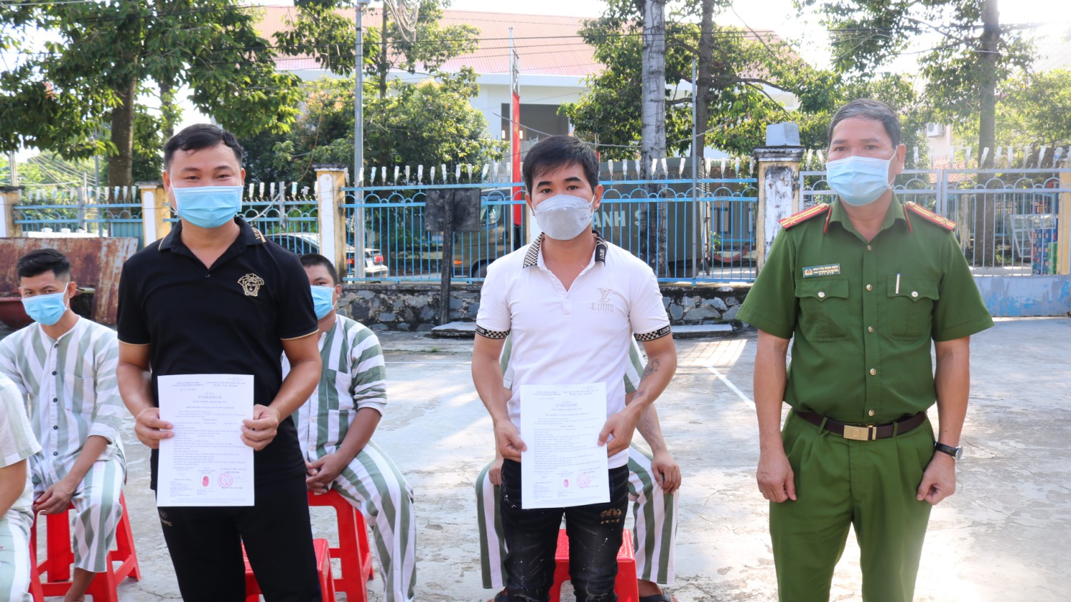 Thượng tá Nguyễn Minh Hiếu- Phó trưởng Công an huyện trao quyết định đặc xá cho 2 phạm nhân.