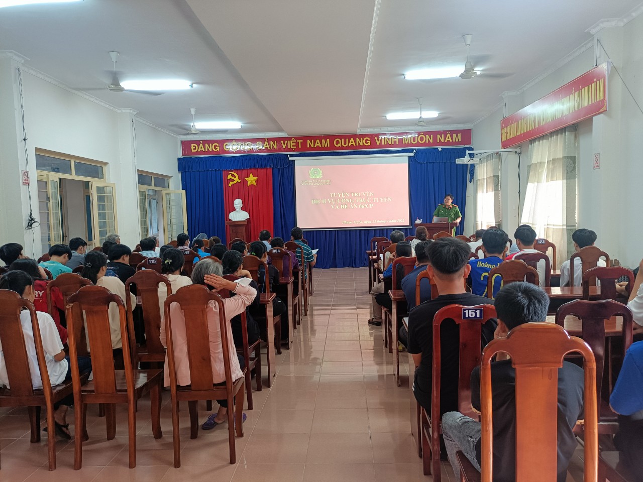Ban Chỉ huy Công an xã Phước Trạch tổ chức tuyên truyền Đề án 06 Chính phủ và Dịch vụ công trực tuyến trên địa bàn xã.
