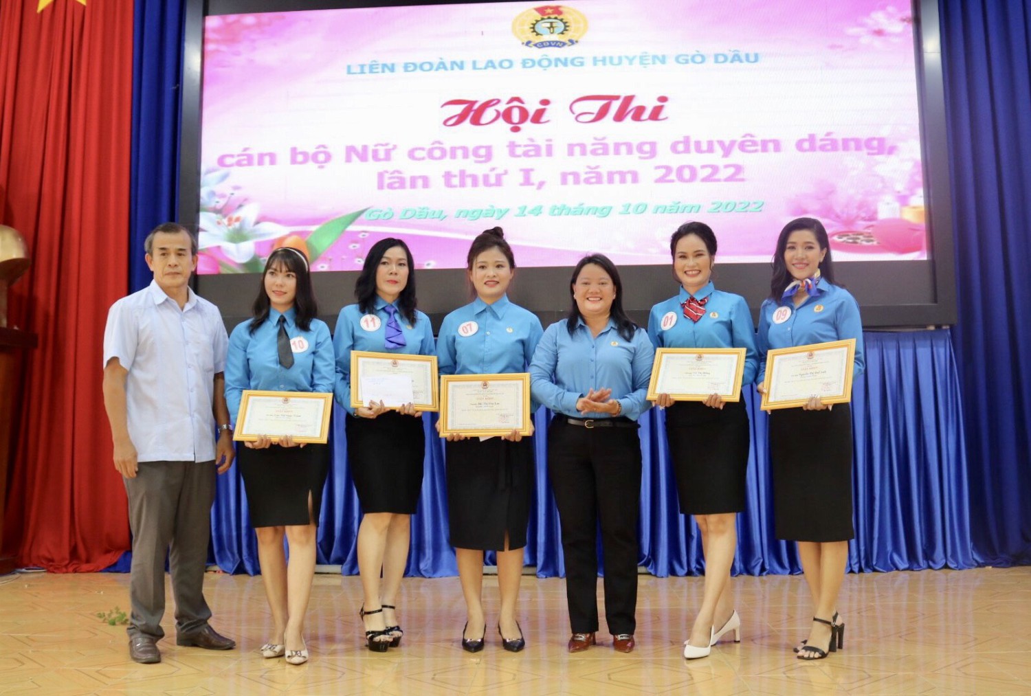 bà Phan Thị Hồng Đào- Phó Chủ tịch LĐLĐ tỉnh trao giải nhất, nhì, ba cho các thí sinh.