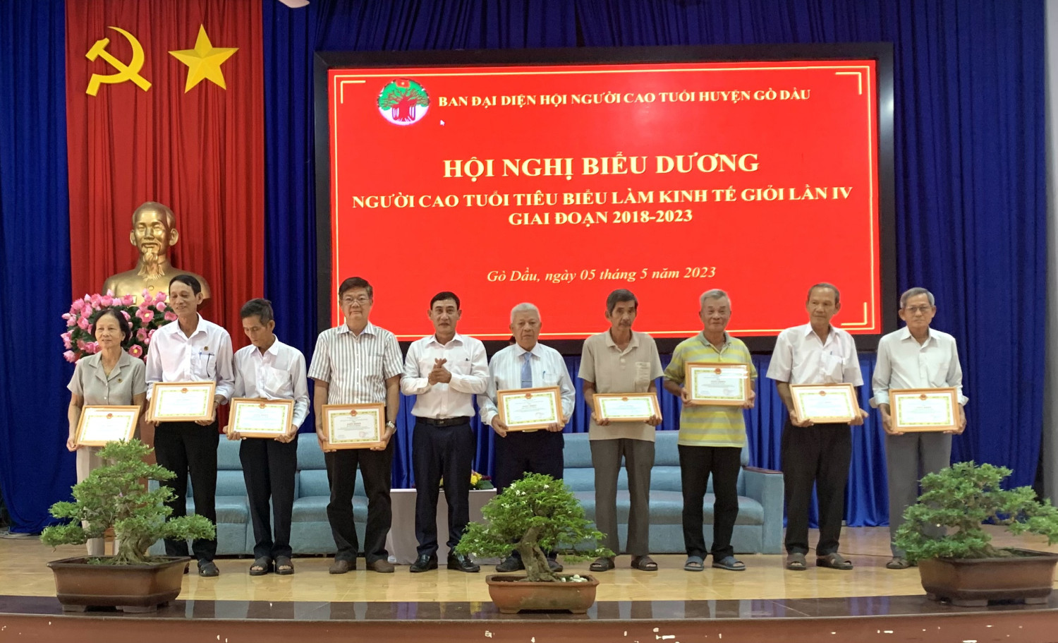 ông Nguyễn Thanh Hải- Phó Chủ tịch UBND huyện trao tặng giấy khen của UBND huyện cho các cá nhân.