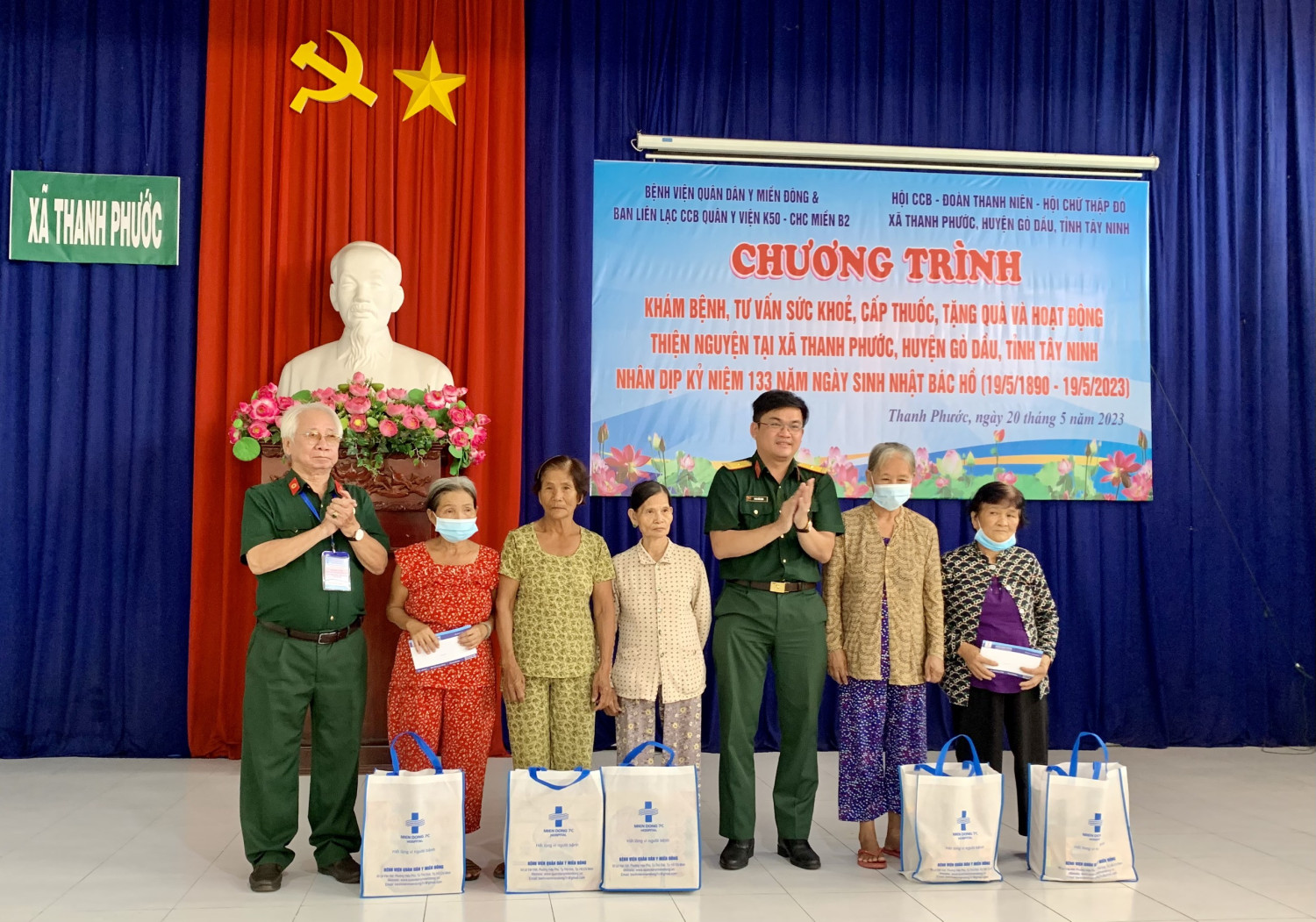 đoàn công tác trao tặng 5 phần quà cho hộ gia đình nghèo xã Thanh Phước;