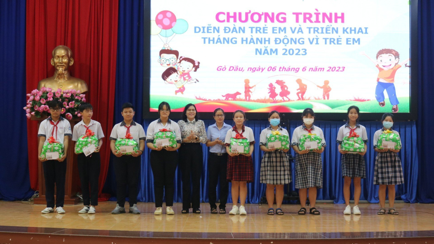 bà Trương Thị Phú- Phó Chủ tịch UBND huyện trao quà lưu niệm cho các nhóm tham gia diễn đàn;