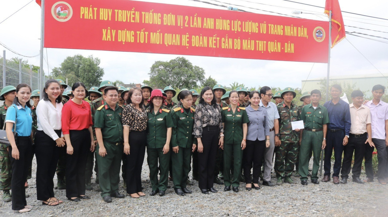 Lãnh đạo huyện Gò Dầu thăm, tặng quà cho các chiến sĩ Sư đoàn 5 đang làm công tác dân vận trên địa bàn xã Thanh Phước.