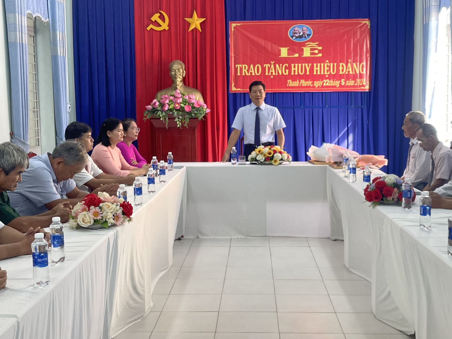Phó Bí thư Tỉnh uỷ Nguyễn Mạnh Hùng trao Huy hiệu Đảng cho hai đảng viên Huỳnh Văn Huỵnh và Nguyễn Thành Thiện.