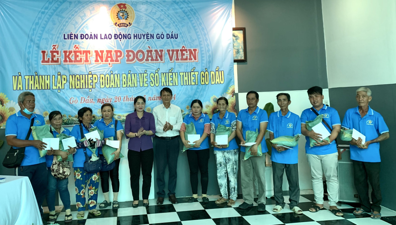 bà Nguyễn Thị Thanh Nhàn - Phó Bí thư Thường trực Huyện uỷ, Chủ tịch HĐND huyện trao quà cho người bán vé số khó khăn.