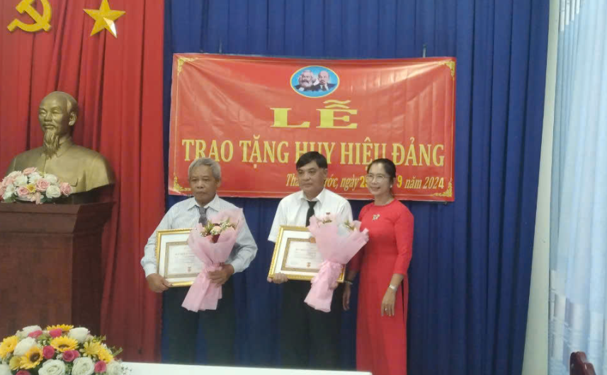 Thanh Phước: Trao tặng huy hiệu 30-45 năm tuổi Đảng  cho 02 đảng viên