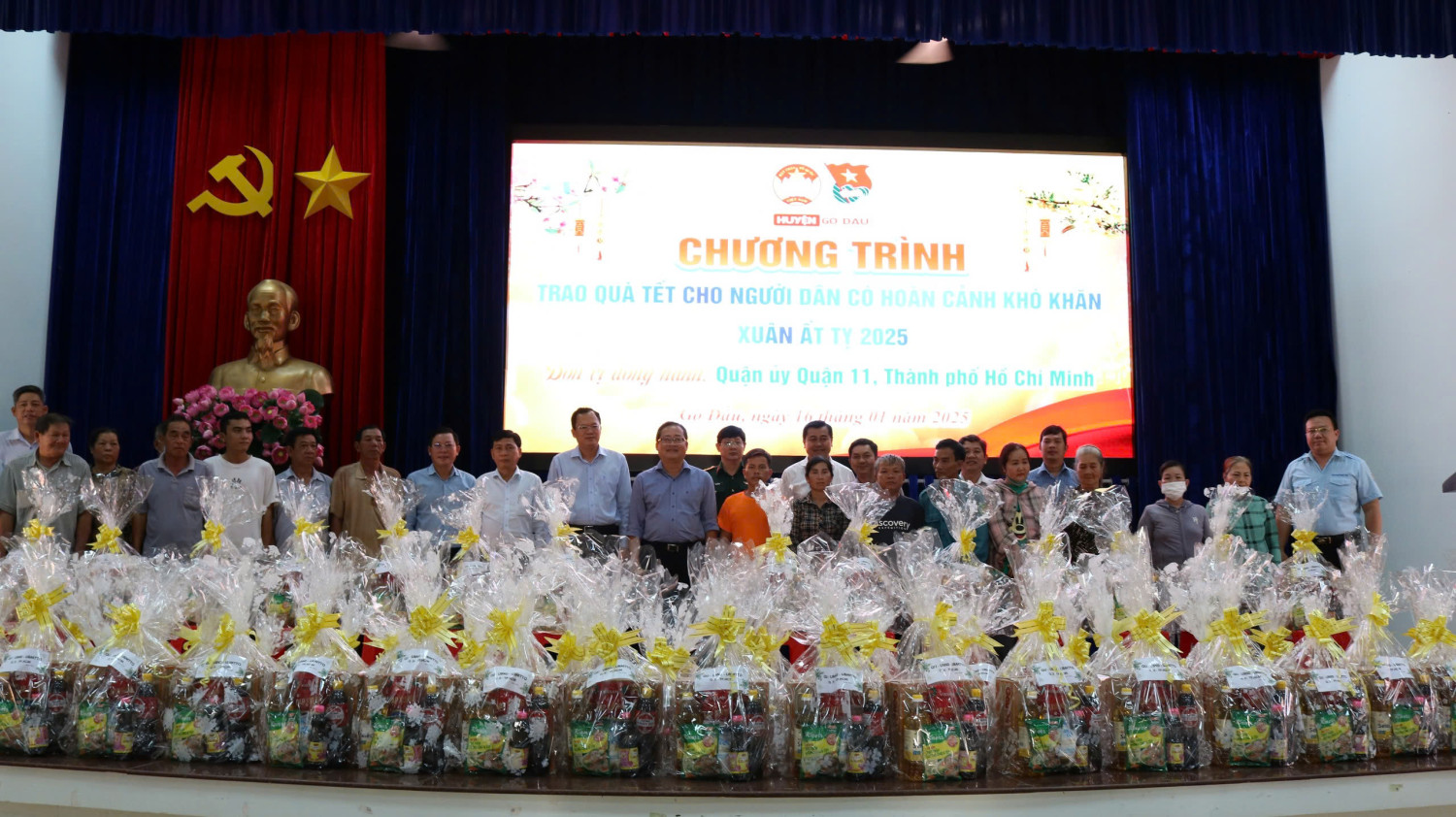 Quận Ủy Quận 11 thành phố Hồ chí Minh trao tặng quà tết cho gia đình có hoàn cảnh khó khăn trên địa bàn huyện