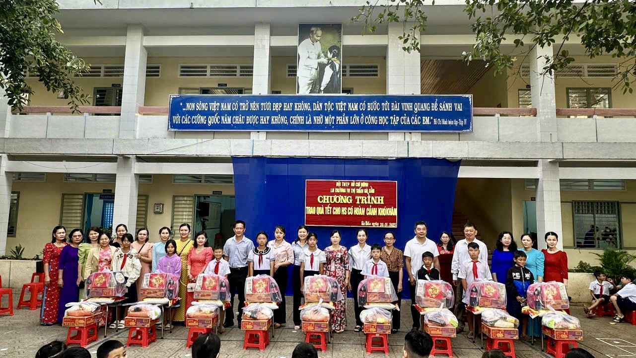 Gò Dầu trao quà tết cho học sinh có hoàn cảnh khó khăn