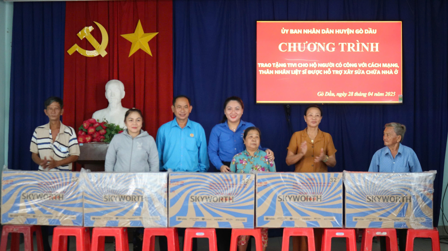 Gò Dầu: Trao tặng tivi cho 11 hộ người có công cách mạng và thân nhân liệt sĩ được hỗ trợ xây dựng, sửa chữa trên địa bàn năm 2025