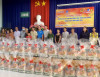 Đại diện lãnh đạo huyện và nhà tài trợ trao tặng quà cho người dân có hoàn cảnh khó khăn xã Thanh Phước.