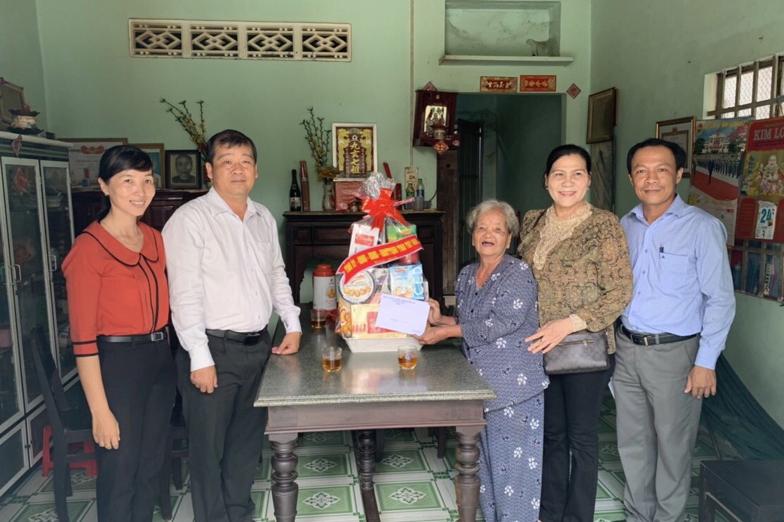 ông Võ Đức Trong- Phó Chủ tịch UBND tỉnh thăm, tặng quà gia đình bà  Lê Thị Ngọc Lan, vợ liệt sĩ;