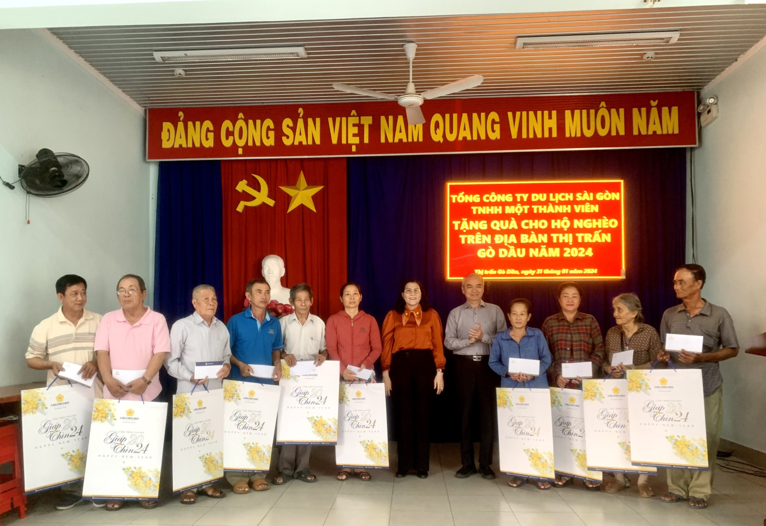 bà Trương Thị Phú- Phó Chủ tịch Thường trực UBND huyện cùng nhà tài trợ trao quà cho người dân thị trấn Gò Dầu.